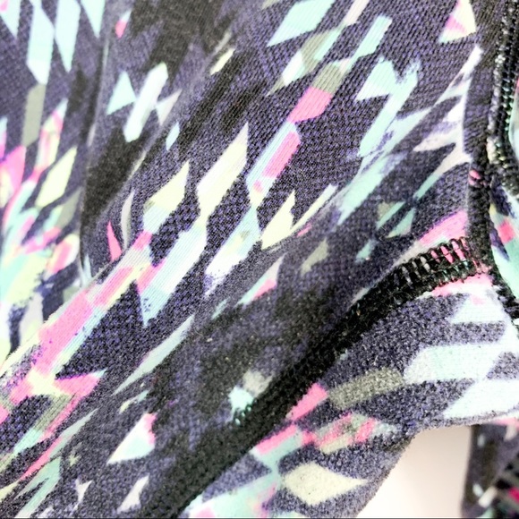 Victoria's Secret Athletic Patterned Capri Leggings - Picture 6 of 8
